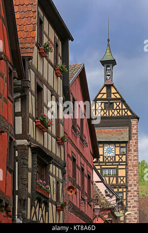 La tour-porte dolder dans la vieille ville de Riquewihr en Alsace Banque D'Images