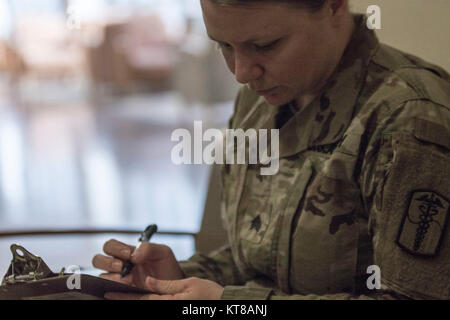 Un soldat du Walter Reed Army Institute of Research participer à une transformation de l'état de préparation militaire menée par le 7250th Groupe de soutien médical à Fort Belvoir Community Hospital, 10 décembre 2017. La troupe 7250th Clinique médicale est l'une des nombreuses unités relevant de la réserve de l'Armée de terre commande médicale. Il y a environ 8 200 soldats affectés à l'ARMEDCOM plus de 100 unités situé à travers les États-Unis. (U.S. Army Banque D'Images