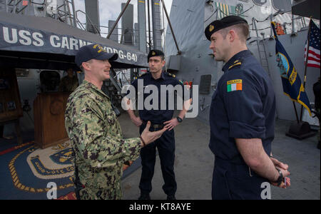 - Le Lieutenant Jamie Jordan, gauche, rencontre avec les marins de la marine irlandaise Róisín la classe de navire de patrouille extracôtier LÉ Niamh (P52) sur la plage arrière de la classe Arleigh Burke destroyer lance-missiles USS Carney (DDG 64), au cours d'une escale à La Valette, Malte, Dec.10, 2017. Carney, l'avant-déployé à Rota, en Espagne, est sur sa quatrième patrouille dans la sixième flotte américaine zone d'opérations à l'appui des alliés et partenaires, et les intérêts de sécurité nationale des États-Unis en Europe. (U.S. Navy Banque D'Images