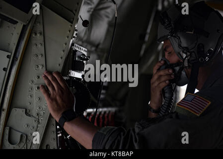 Tech. Le Sgt. Napoléon Ortiz, un C-130J Super Hercules avec le 36ème instructeur loadmaster Escadron de transport aérien, des tests d'un masque à oxygène avant le 11 décembre 2017, à la base aérienne d'Andersen, Guam. Noël opération Drop renforce l'aide humanitaire et secours en cas de crise, la capacité d'intervention, mais les équipages de trois nations permettant de pratiquer à faible coût et à faible altitude des parachutages. (U.S. Air Force Banque D'Images