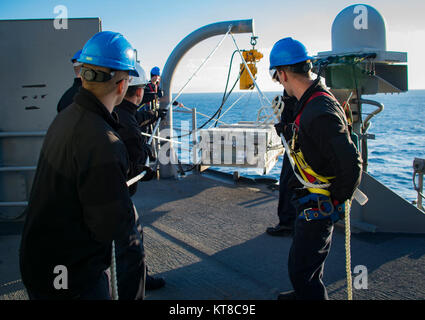 Océan Atlantique (31 déc. 11, 2017) marins utiliser un palan pneumatique pour élever un missile RIM-116 Rolling Airframe Missile vers l'avant sur le pont du navire d'assaut amphibie USS Iwo Jima (DG 7) au cours de l'évolution de la charge d'un missile. Iwo Jima a récemment terminé une formation d'exercice de l'unité composite combinée est en cours et la préparation de son déploiement prévu au début de l'année prochaine. (U.S. Navy Banque D'Images