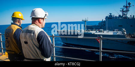 Océan Atlantique (31 déc. 11, 2017) Maître de Mates superviser un téléphone-et-ligne de distance dans le poste de pilotage à bord du navire d'assaut amphibie USS Iwo Jima (DG 7), au cours d'un ravitaillement en mer. Iwo Jima a récemment terminé une formation d'exercice de l'unité composite combinée est en cours et la préparation de son déploiement prévu au début de l'année prochaine. (U.S. Navy Banque D'Images