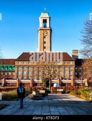 Berlin Spandau town hall.L'hôtel de ville,bâtiment historique extérieur avec arbre de Noël dans la tour de l'horloge. L'hôtel de ville (Rathaus) sur Carl-Schurz-Straße Banque D'Images