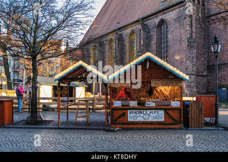 Altstadt Spandau, Berlin.stallsnext allemand traditionnel marché de Noël à l'église St Nicolas sur la place de la réforme Banque D'Images