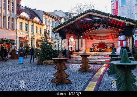 Berlin Spandau.Santa's Grotto avec Père noël et bonhomme de neige traditionnel au marché de Noël allemand à rue de la vieille ville pavée Banque D'Images