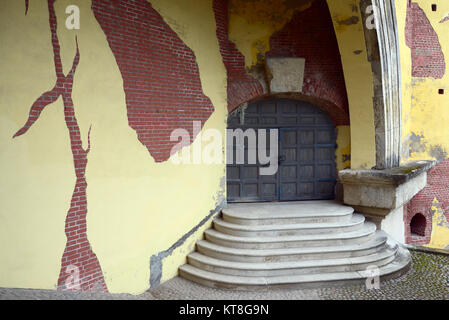 Pouchkine, Russie - le 15 juillet 2016 : entrée à une ancienne tour à Catherine Park à Tsarskoe Selo. L'État est Museum-Preserve Tsarskoye Selo Banque D'Images