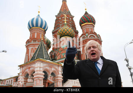 Secrétaire des affaires étrangères Boris Johnson se tient juste en face de la Cathédrale St Basile, lors d'une visite à la place Rouge à Moscou. Banque D'Images