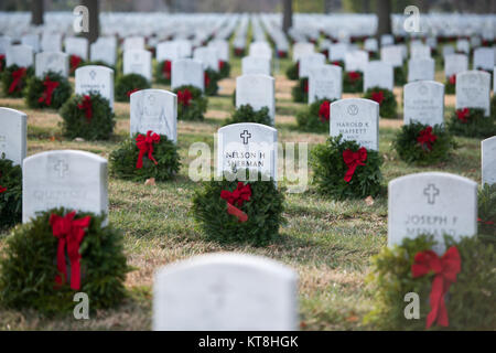 Reste des couronnes sur les pierres tombales dans l'article 65 du Cimetière National d'Arlington, Arlington, Virginie, le 19 décembre 2017. Le 16 décembre, le cimetière a accueilli l'ensemble des couronnes nord même qui a amené plus de 75 000 bénévoles à Arlington National Cemetery à lieu à des couronnes de sépulture. (U.S. Photo de l'armée par Elizabeth Fraser / Arlington National Cemetery / relâché) Banque D'Images