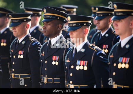 Les membres du Régiment d'infanterie américain 3d (la vieille garde) attendre le début d'une armée tous les honneurs gerbe cérémonie, le 8 juillet 2016, à Arlington, Va. La guirlande cérémonie a été marquant le 20e anniversaire de la libération de Guam et la bataille pour les îles Mariannes du Nord. (U.S. Photo de l'armée par Rachel Larue/Arlington National Cemetery/libérés) Banque D'Images