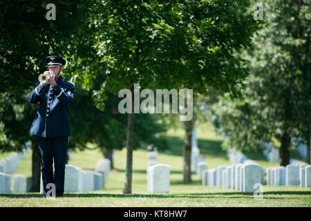 Un bugler de l'US Air Force a joué Taps pendant le service sur le cimetière pour un aviateur Tuskegee et médaillé olympique dans la section 8 du cimetière national d'Arlington le 8 juin 2016. Banque D'Images