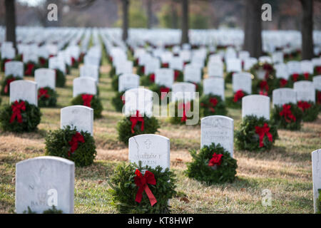 Reste des couronnes sur les pierres tombales dans l'article 65 du Cimetière National d'Arlington, Arlington, Virginie, le 19 décembre 2017. Le 16 décembre, le cimetière a accueilli l'ensemble des couronnes nord même qui a amené plus de 75 000 bénévoles à Arlington National Cemetery à lieu à des couronnes de sépulture. (U.S. Photo de l'armée par Elizabeth Fraser / Arlington National Cemetery / relâché) Banque D'Images