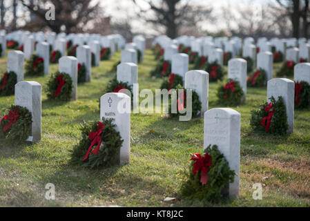 Reste des couronnes sur les pierres tombales dans le Cimetière National d'Arlington, Arlington, Virginie, le 19 décembre 2017. Le 16 décembre, le cimetière a accueilli l'ensemble des couronnes nord même qui a amené plus de 75 000 bénévoles à Arlington National Cemetery à lieu à des couronnes de sépulture. (U.S. Photo de l'armée par Elizabeth Fraser / Arlington National Cemetery / relâché) Banque D'Images