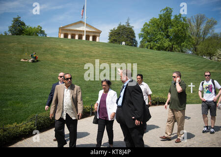 Le président des États fédérés de Micronésie a visité le cimetière national d'Arlington le 25 avril 2016, y compris une visite à la tombe du soldat inconnu. Banque D'Images