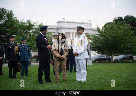 L'Honorable Harjit Sajjan, ministre canadien de la Défense, Karen Durham-Aguilera, directeur exécutif national de l'armée, les cimetières militaires, et le contre-amiral Bill Truelove, liaison de la Défense canadienne, visitez la Croix du Sacrifice dans le Cimetière National d'Arlington, Arlington, Va., le 23 mai 2017. Sajjan déposé une couronne plus tôt à la Tombe du Soldat inconnu au cours d'une Wreath-Laying les Forces armées tous les honneurs cérémonie. (U.S. Photo de l'armée par Elizabeth Fraser/ArlingtonNational Cemetery/libérés) Banque D'Images