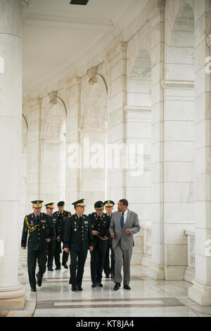 Gen. Jang Jun Gyu, chef d'état-major de l'Armée de la République de Corée, et de Surintendant adjoint pour les opérations de cimetière Brion Moore à pied dans l'amphithéâtre du souvenir dans le Cimetière National d'Arlington le 12 avril 2016 à Arlington, Va., le général Jang a également déposé une gerbe sur la Tombe du Soldat inconnu et visité la tombe du Général Walton Walker. (U.S. Photo de l'armée par Rachel Larue/Arlington National Cemetery/libérés) Banque D'Images