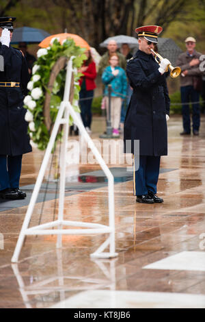 Un clairon de la U.S. Army Band, "Pershing's propre, robinets" joue au cours d'une cérémonie de dépôt de gerbes sur la Tombe du Soldat inconnu au cimetière national d'Arlington, le 2 avril 2016 à Arlington, Va., Président du Conseil européen, Donald Tusk a jeté la guirlande. (U.S. Photo de l'armée par Rachel Larue/Arlington National Cemetery/libérés) Banque D'Images