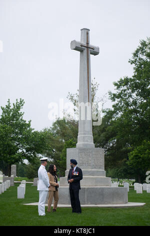 Le Contre-amiral Bill Truelove, liaison de la Défense canadienne, Karen Durham-Aguilera, directeur exécutif national de l'armée, les cimetières militaires, et l'Honorable Harjit Sajjan, ministre canadien de la Défense, visitez la Croix du Sacrifice dans le Cimetière National d'Arlington, Arlington, Va., le 23 mai 2017. Sajjan déposé une couronne plus tôt à la Tombe du Soldat inconnu au cours d'une Wreath-Laying les Forces armées tous les honneurs cérémonie. (U.S. Photo de l'armée par Elizabeth Fraser/ArlingtonNational Cemetery/libérés) Banque D'Images