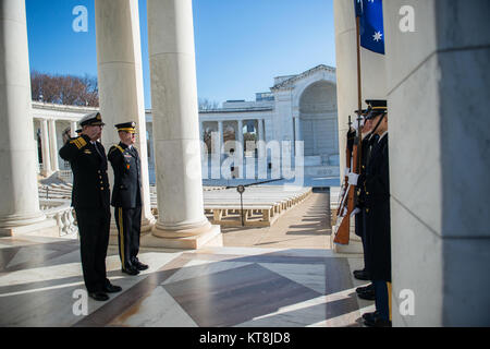 Les dirigeants des Forces de défense australiennes ont participé à une cérémonie de dépôt de gerbes d'honneur au Tomb of the Unknown Soldier et ont visité l'amphithéâtre Memorial et l'USS Maine Memorial au cimetière national d'Arlington. Banque D'Images