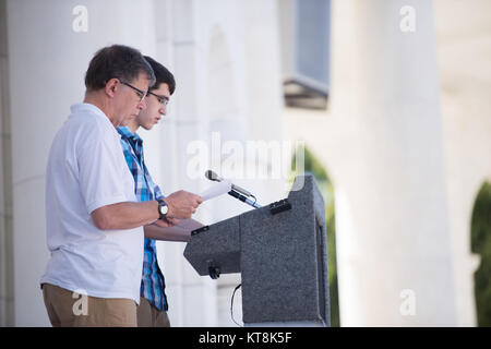 Bryan Coussens, gauche, et Liam Coussens, son fils, donne des commentaires aux participants de la 13e Division blindée de 2015 à l'Amphithéâtre de la réunion commémorative dans le Cimetière National d'Arlington, le 11 septembre 2015 à Arlington, Va., la 13e Division blindée, également connu sous le nom de Black Cats, a été activé le 15 octobre 1942, au Camp de Beale, en Californie Bryan de père était dans la 13e Division blindée. (U.S. Photo de l'armée par Rachel Larue/relâché). Banque D'Images