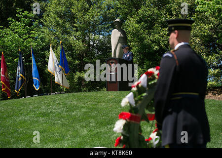 Le général de Dorothy Hogg, chef adjoint et chef de l'infirmière de l'air, Corps, prononce une allocution lors d'une cérémonie de dépôt de gerbes au cimetière national d'Arlington en Virginie pour la Semaine nationale des infirmières et, le 8 mai 2017. Érigée en 1938, la statue de granit honore les infirmières qui ont servi dans les forces armées des États-Unis dans la Première Guerre mondiale (U.S. Photo de l'armée par Elizabeth Fraser/Arlington National Cemetery/libérés) Banque D'Images