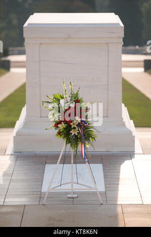 La gerbe déposée par Penny Mordaunt, MP, Ministre du Royaume-Uni d'État aux Forces armées, repose en face de la Tombe du Soldat inconnu au cimetière national d'Arlington, le 4 septembre 2015, à Arlington, Va. Mordaunt aussi observé un changement de la garde sur la tombe. (U.S. Photo de l'armée par Rachel Larue/libérés) Banque D'Images