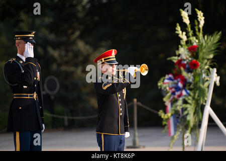 Un clairon de la U.S. Army Band, "Pershing's propre, robinets" joue au cours d'une gerbe sur la Tombe du Soldat inconnu au cimetière national d'Arlington, le 4 septembre 2015, à Arlington, Va. Penny Mordaunt, MP, Ministre du Royaume-Uni d'État aux Forces armées, a déposé une couronne au cours de la cérémonie. (U.S. Photo de l'armée par Rachel Larue/libérés) Banque D'Images