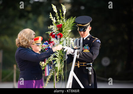 Penny Mordaunt, MP, Ministre du Royaume-Uni d'État aux Forces armées, dépose une gerbe sur la Tombe du Soldat inconnu au cimetière national d'Arlington, le 4 septembre 2015, à Arlington, Va. Mordaunt aussi observé un changement de la garde sur la tombe. (U.S. Photo de l'armée par Rachel Larue/libérés) Banque D'Images