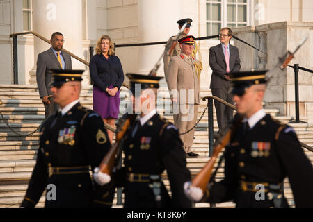 À partir de la gauche, Brion Moore, surintendant adjoint pour les opérations et de cimetière Penny Mordaunt, MP, Ministre du Royaume-Uni d'État aux Forces armées, observer le changement de la garde sur la Tombe du Soldat inconnu au cimetière national d'Arlington, le 4 septembre 2015 à Arlington, Va., immédiatement après le changement de garde, Mordaunt a déposé une couronne sur la tombe. (U.S. Photo de l'armée par Rachel Larue/libérés) Banque D'Images