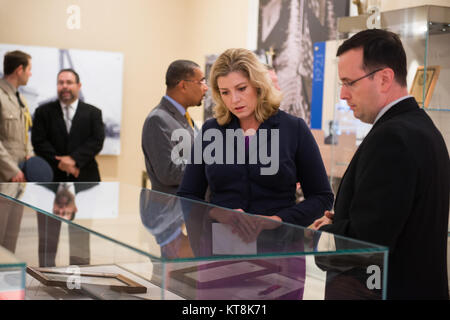 Timothy Frank, droite, l'un des historiens du Cimetière National d'Arlington, parle de l'histoire de la Tombe du Soldat inconnu avec Penny Mordaunt, MP, Ministre du Royaume-Uni d'État aux Forces armées, deuxième à partir de la droite, dans la salle d'exposition du Souvenir au Cimetière National d'Arlington, le 4 septembre 2015, à Arlington, en Virginie (É.-U. Photo de l'armée par Rachel Larue/libérés) Banque D'Images