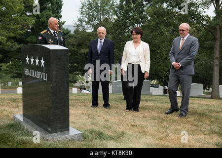 Ministre de la défense de Géorgie Tinatin Khidasheli, deuxième à droite, s'approche de la pierre tombale de l'armée américaine le général John M.D. Shalikashvili avec son fils Brent Shalikashvili, droite, à l'article 30 du Cimetière National d'Arlington, le 18 août 2015, de déposer une couronne. Le général Shalikashvili a été le président de l'état-major des armées de 1993 à 1997 ; il est né en Pologne de parents géorgiens. (U.S. Photo de l'armée par Rachel Larue/libérés) Banque D'Images