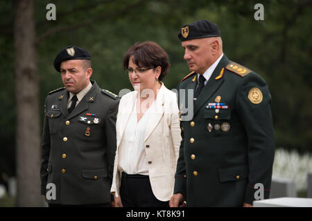 Ministre de la défense de Géorgie Tinatin Khidasheli, centre, s'approche de la pierre tombale de l'armée américaine le général John M.D. Shalikashvili dans l'article 30 de Arlington National Cemetery, le 18 août 2015, de déposer une couronne. Shalikashvili a été le président de l'état-major des armées de 1993 à 1997 ; il est né en Pologne de parents géorgiens. (U.S. Photo de l'armée par Rachel Larue/libérés) Banque D'Images