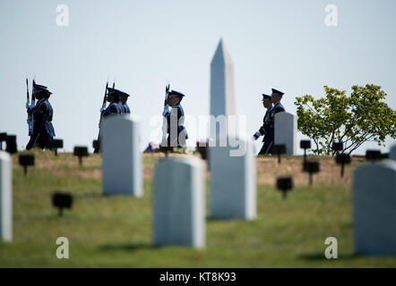 Les membres de la garde d'honneur de l'US Air Force en mars à la fin de l'enterrement de service neuvième maître chef Sergent de l'Armée de l'air James C. Binnicker au cimetière national d'Arlington, 14 août 2015. Binnicker servi dans la Force aérienne pendant 33 ans et a pris sa retraite le 1 août 1990, selon un communiqué de presse de l'US Air Force. (U.S. Photo de l'armée par Rachel Larue/libérés) Banque D'Images