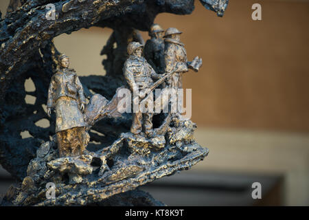 Un détail image montre Greg Wyatt's "Prix de la liberté" à l'extérieur de Arlington National Cemetery's Welcome Center, le 12 août 2015, Arlington, Va. Partie de la sculpture représente chaque branche de l'armée, le Corps des infirmières et Rosie la pince. (U.S. Photo de l'armée par Rachel Larue/libérés) Banque D'Images