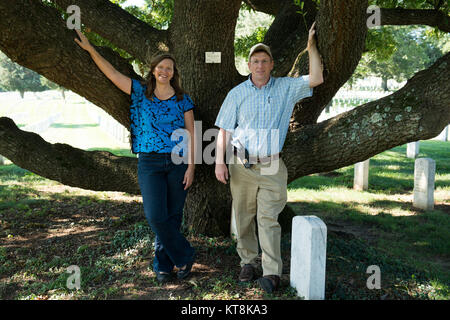 Kelly Wilson, horticulteur, et Stephen Van Hoven, Chef de Division et de l'arboriculteur Maître, poser à côté d'un pin Oak dans l'article 12 de Arlington National Cemetery, le 12 août 2015. Le Pin Oak a été récemment nommé un champion de l'État de Virginie Arbre. (U.S. Photo de l'armée par Rachel Larue/libérés) Banque D'Images