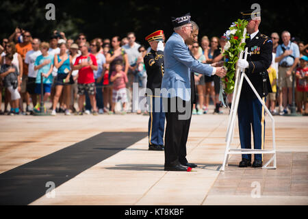 L'Association des anciens combattants de la guerre de Corée, Inc. Président Larry Kinard, centre gauche, et l'Ambassadeur de la République de Corée Ahn Ho-Young, centre droit, une gerbe sur la Tombe du Soldat inconnu au cimetière national d'Arlington, Arlington, Va., le 26 juillet 2015. La gerbe a marqué le 65e anniversaire du début de la guerre de Corée. (U.S. Photo de l'armée par Rachel Larue/libérés) Banque D'Images