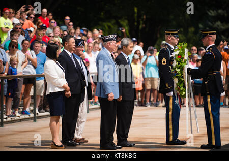 L'Association des anciens combattants de la guerre de Corée, Inc. Président Larry Kinard, centre gauche, et l'Ambassadeur de la République de Corée Ahn Ho-Young, centre droit, se préparer à une gerbe sur la Tombe du Soldat inconnu au cimetière national d'Arlington, Arlington, Va., le 26 juillet 2015. La gerbe a marqué le 65e anniversaire du début de la guerre de Corée. (U.S. Photo de l'armée par Rachel Larue/libérés) Banque D'Images