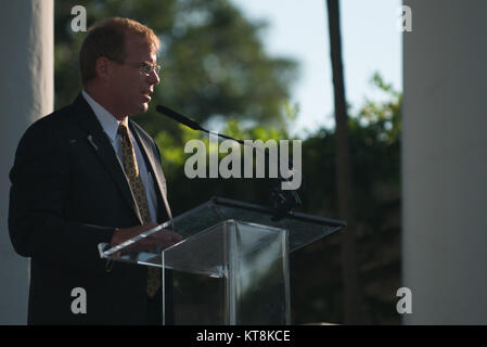 Doug Black, le PDG John Deere Landscapes, donne la parole durant la cérémonie d'ouverture de l'Association nationale des professionnels du paysage et de renouvellement annuel des 19e souvenir au Cimetière National d'Arlington, le 16 juillet 2015. Plus de 400 bénévoles ont travaillé sur 200 du cimetière de 624 acres. Une partie des travaux effectués a été paillis, taille, désherbage, plantation, le chaulage et l'application de gypse. (U.S. Photo de l'armée par Rachel Larue/libérés) Banque D'Images