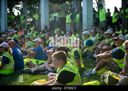 Les bénévoles à l'écoute d'orateurs au cours de la cérémonie d'ouverture de l'Association nationale des professionnels du paysage et de renouvellement annuel des 19e souvenir au Cimetière National d'Arlington, le 16 juillet 2015. Plus de 400 bénévoles ont travaillé sur 200 du cimetière de 624 acres. Une partie des travaux effectués a été paillis, taille, désherbage, plantation, le chaulage et l'application de gypse. (U.S. Photo de l'armée par Rachel Larue/libérés) Banque D'Images