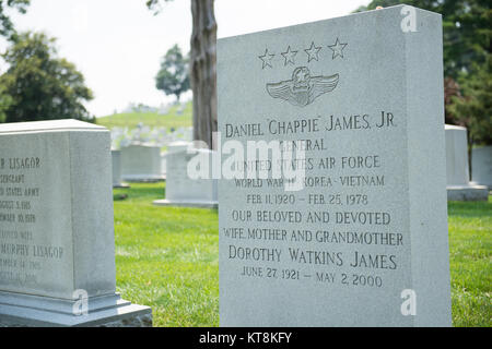 Daniel " !" James Jr., enterré dans la section 2, tombe 4968-B-LH, était un pilote de chasse dans l'US Air Force, qui en 1975 fut le premier noir-américain à atteindre le grade de général quatre étoiles. (Photo de l'Armée américaine par Rachel Larue/libérés) Banque D'Images