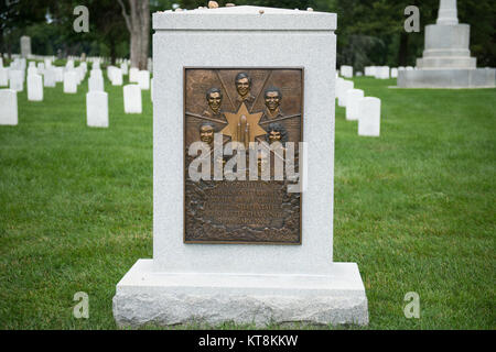 La Navette Challenger Memorial est situé près de l'Amphithéâtre Memorial dans le Cimetière National d'Arlington, le 16 juin 2015 à Arlington, Va., le monument est dédié aux sept membres d'équipage qui sont morts avec la navette spatiale Challenger a explosé le 28 janvier 1986, à seulement quelques secondes après le décollage. (U.S. Photo de l'armée par Rachel Larue/libérés) Banque D'Images