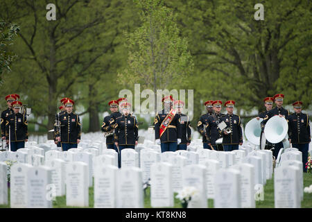 Les membres de l'armée américaine, "bande de Pershing," participer au service for U.S. Army Air Forces slt Marvin B. Rothman, 21, de Cleveland Heights, Ohio, au cimetière national d'Arlington, le 19 avril 2017 à Arlington, Va., Rothman ont disparu pendant une mission d'escorte de bombardement, le 11 avril 1944, aux commandes d'un P-47D Thunderbolt plus de Nouvelle Guinée. Ses restes ont été récemment retrouvés et identifiés. (U.S. Photo de l'armée par Rachel Larue/Arlington National Cemetery/libérés) Banque D'Images