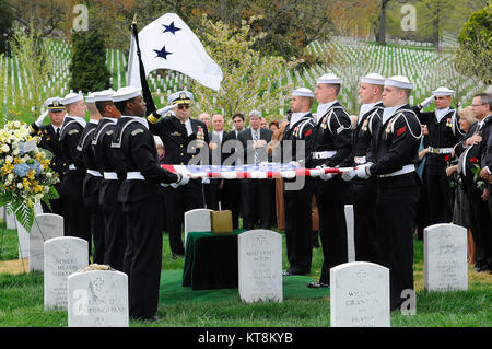 Adm arrière. Samuel J. Cox, commandant de l'Office of Naval Intelligence, rend un dernier hommage à l'arrière Adm. Donald 'Mac' gratuites pendant les obsèques des douches au cimetière national d'Arlington. Gratuites a servi 42 ans dans la communauté du renseignement comme officier de marine et plus tard comme un civil. Il a commencé sa carrière comme un étendard attribué à l'équipe de rupture de code dont le succès a conduit à la victoire sur la marine japonaise à la bataille de Midway, dans la seconde guerre mondiale. (U.S. Photo de la marine par Russ Carter/libérés) Banque D'Images