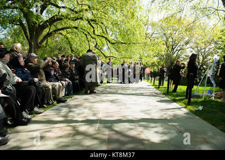 Les participants à la cérémonie annuelle d'attendre pour déposer des couronnes par l'esprit de l'Elbe marqueur dans la section 7A du Cimetière National d'Arlington, le 25 avril 2015 à Arlington, Va., ambassadeur de Russie Sergey Kislyak, non représentée, a dit, "c'est un jour spécial parce que nous obtenons de dire merci à ceux qui ont payé de leur vie et à ceux qui sont encore avec nous. Je suis si heureux que nous avons russes, américains et d'autres ambassades d'amis ici. Nous sommes tous unis en ce jour particulier, indépendamment des différences que nous avons sur d'autres questions parce que c'est un jour de souvenir pour ceux qui ont payé de leur vie pour Banque D'Images