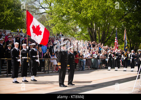 Vice-amiral. Mark Norman, commandant de la Marine royale canadienne, centre gauche et arrière Adm. Mark Rich, commandant de la Marine, District de Washington, au centre à droite, au garde à vous lors d'une gerbe sur la Tombe du Soldat inconnu au cimetière national d'Arlington, le 20 avril 2015 à Arlington, Va., dignitaires du monde entier rendre hommage à ceux qui sont enterrés au cimetière national d'Arlington dans plus de 3 000 cérémonies chaque année. (U.S. Photo de l'armée par Rachel Larue/libérés) Banque D'Images