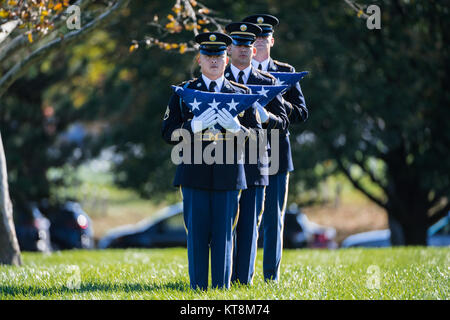 Tenir des drapeaux américains soldats plié qui sera présent pour les membres de la famille au cours de l'armée américaine de service Le s.. Bryan Black à la section 60 du Cimetière National d'Arlington, Arlington, Virginie, le 30 octobre 2017. Noir, originaire de Puyallup, Washington, a été affecté à la Compagnie A, 2e Bataillon, 3e Special Forces Group (Airborne) sur Fort Bragg, Caroline du Nord lorsqu'il est mort de blessures reçues au cours de contact de l'ennemi dans le pays du Niger en Afrique de l'Ouest, le 4 octobre 2017. Ryan McCarthy, secrétaire par intérim de l'armée américaine, le général Mark Milley, chef d'état-major de l'armée américaine ; et Karen Durham-Aguilera, directeur d Banque D'Images