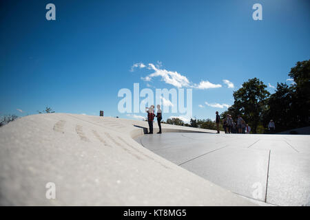 Les visiteurs voir le président John F. Kennedy's tombe dans l'article 45 du Cimetière National d'Arlington, Arlington, Virginie, le 24 octobre 2017. (U.S. Photo de l'armée par Elizabeth Fraser / Arlington National Cemetery / relâché) Banque D'Images