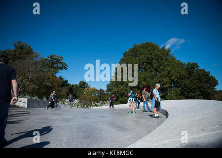 Les visiteurs voir le président John F. Kennedy's tombe dans l'article 45 du Cimetière National d'Arlington, Arlington, Virginie, le 24 octobre 2017. (U.S. Photo de l'armée par Elizabeth Fraser / Arlington National Cemetery / relâché) Banque D'Images