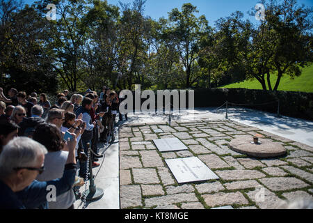 Les visiteurs voir le président John F. Kennedy's tombe dans l'article 45 du Cimetière National d'Arlington, Arlington, Virginie, le 24 octobre 2017. (U.S. Photo de l'armée par Elizabeth Fraser / Arlington National Cemetery / relâché) Banque D'Images