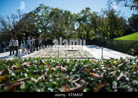 Les visiteurs voir le président John F. Kennedy's tombe dans l'article 45 du Cimetière National d'Arlington, Arlington, Virginie, le 24 octobre 2017. (U.S. Photo de l'armée par Elizabeth Fraser / Arlington National Cemetery / relâché) Banque D'Images