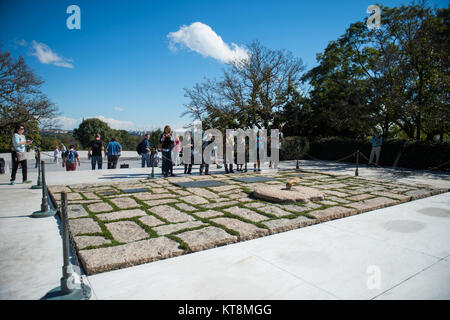 Les visiteurs voir le président John F. Kennedy's tombe dans l'article 45 du Cimetière National d'Arlington, Arlington, Virginie, le 24 octobre 2017. (U.S. Photo de l'armée par Elizabeth Fraser / Arlington National Cemetery / relâché) Banque D'Images